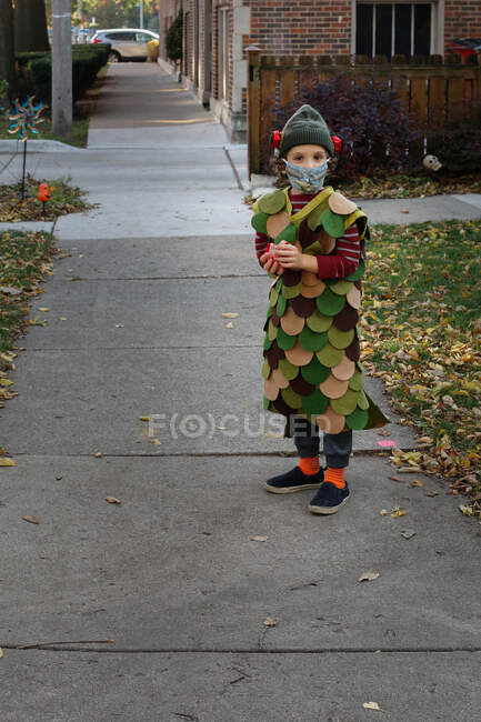 Мальчик, одетый как рыба на Хэллоуин — стоковое фото