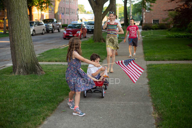 Une famille a une parade le 4 juillet — Photo de stock