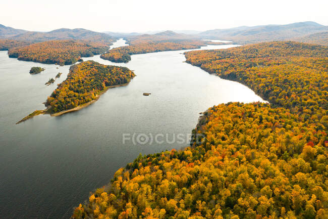 Lago em colorido Outono Adirondack Floresta de cima — Fotografia de Stock