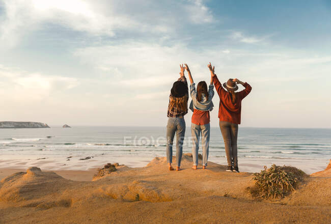 Girls looking to the ocean — Stock Photo