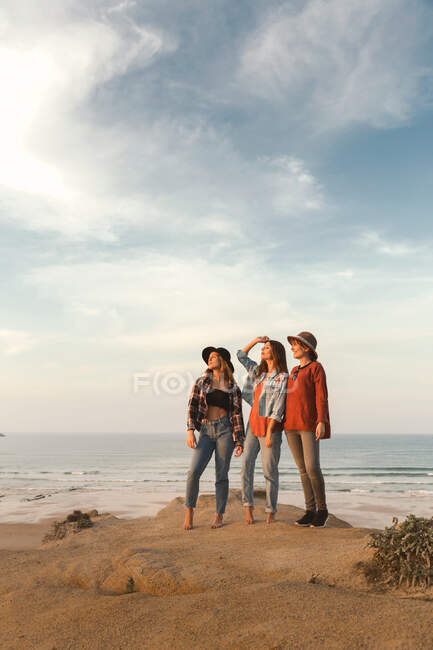 Chicas disfrutando del final del día en la playa - foto de stock