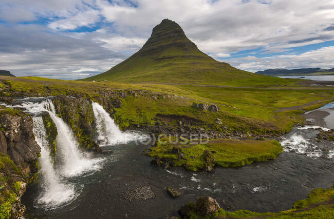 Célèbre cascade Kirkjufellsfoss dans l'ouest de l'Islande — Photo de stock