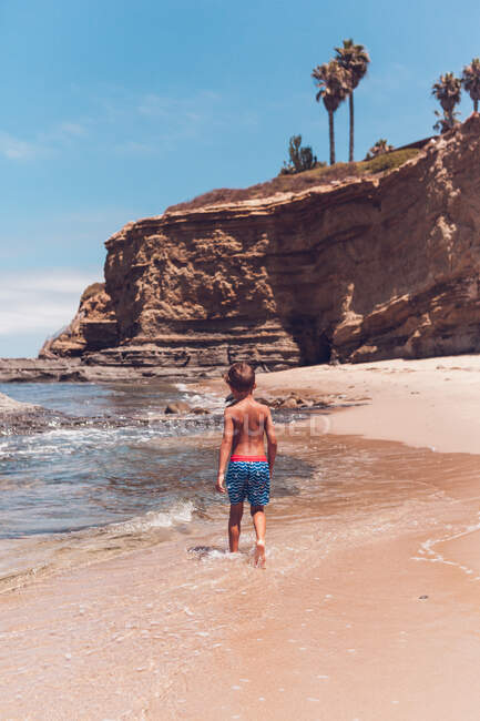 Хлопчик йшов сам на пустий пляж південної Каліфорнії. — стокове фото