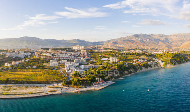Vue aérienne de l'eau claire à la ligne côtière près de Split, Croatie. — Photo de stock