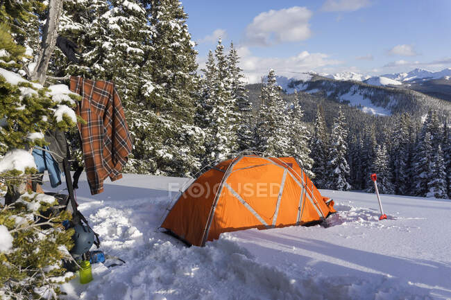 Acampamento de inverno nas montanhas do Colorado — Fotografia de Stock