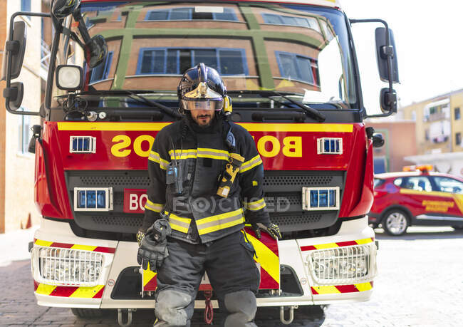 Image du pompier à côté du camion d'eau — Photo de stock