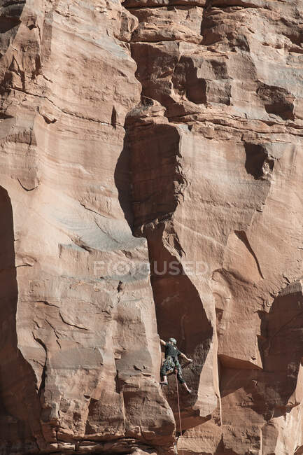 Formazione di roccia arrampicata maschile nel Parco Nazionale Canyonlands durante le vacanze — Foto stock