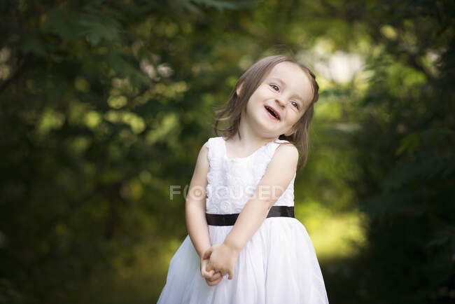 Petite fille mignonne tout-petit riant à l'extérieur. — Photo de stock