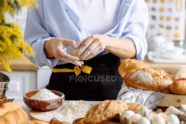 Fille fait la pâte à pain dans une cuisine — Photo de stock