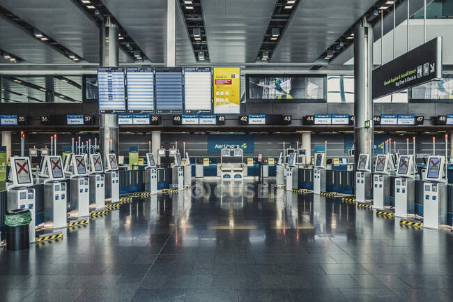 Aeropuerto vacío en Irlanda debido a Covid - foto de stock