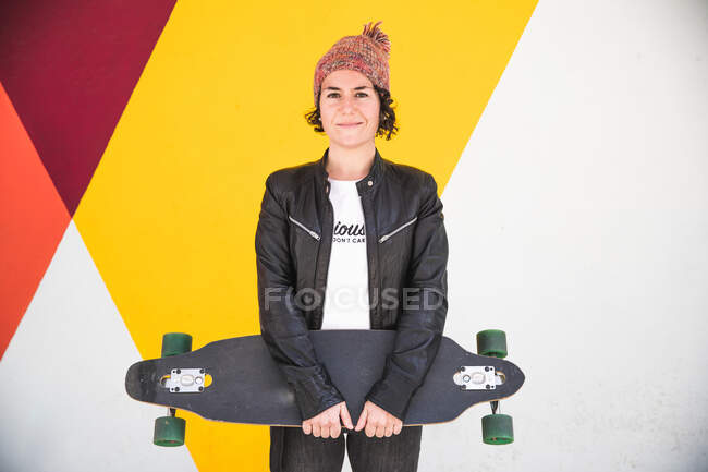 Donna con scooter e sfondo colorato — Foto stock