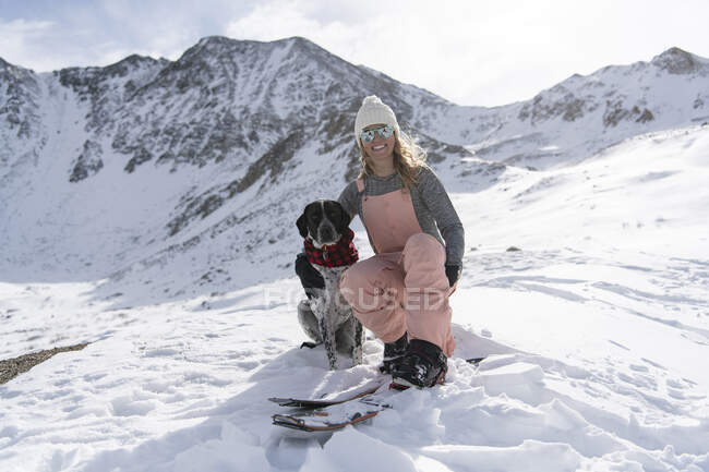 Mulher caminhando com cão durante as férias — Fotografia de Stock