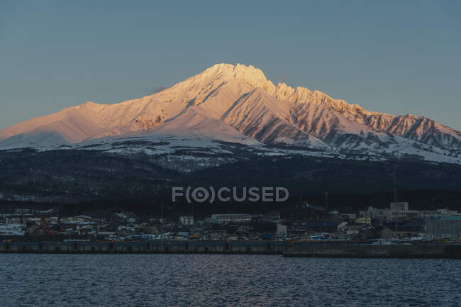 Vue panoramique de la montagne enneigée contre un ciel dégagé au coucher du soleil — Photo de stock