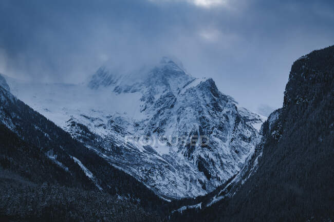 Vista panorámica del paisaje cubierto de nieve contra el cielo - foto de stock