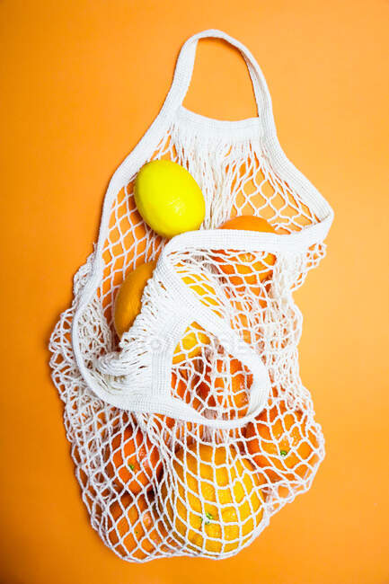 Limões, laranjas, tangerinas num saco de compras — Fotografia de Stock