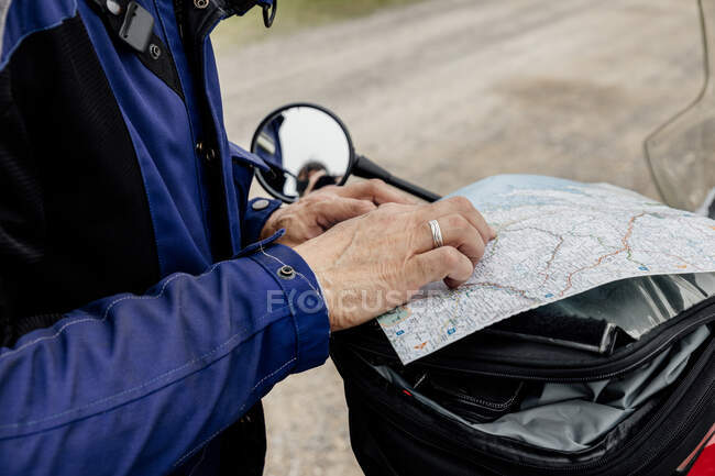 Homem com mapa nas mãos na estrada. — Fotografia de Stock