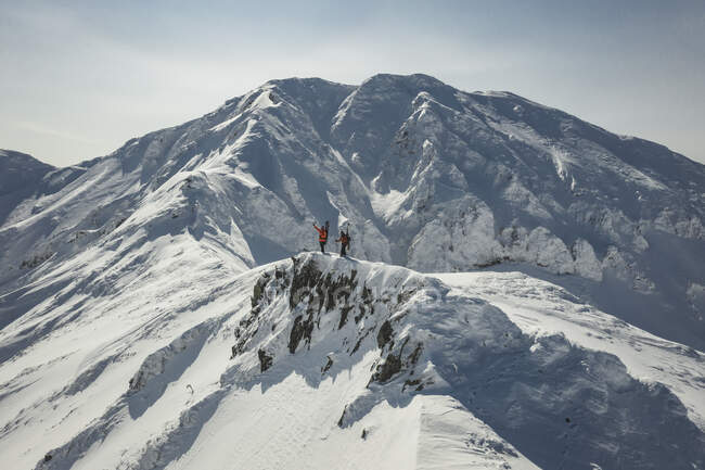 Hombres snowboard en montañas nevadas durante las vacaciones - foto de stock