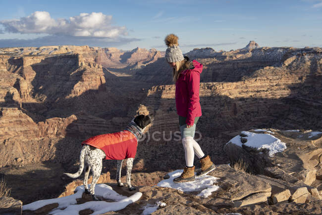 Jeune femme randonnée avec chien pendant les vacances — Photo de stock
