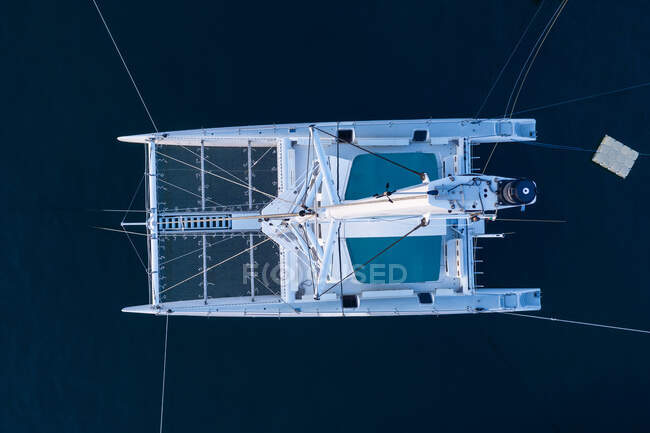 Вид с воздуха на белый катамаран в море — стоковое фото