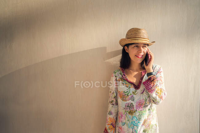 Jovem mulher bonita falando ao telefone — Fotografia de Stock