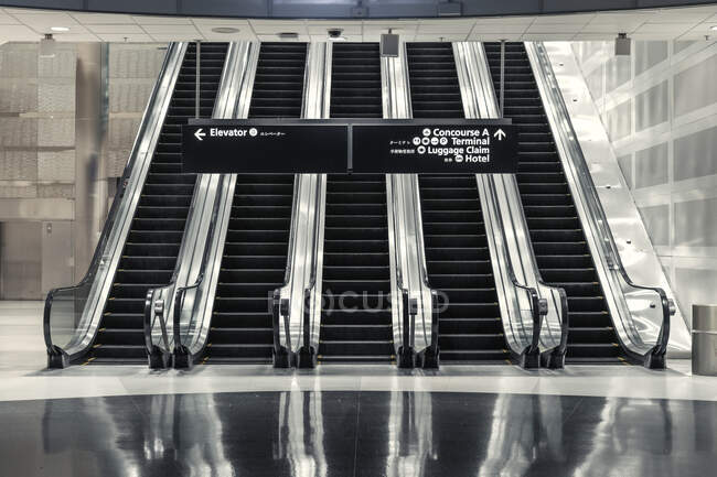 Escaleras mecánicas del aeropuerto sin personas - foto de stock