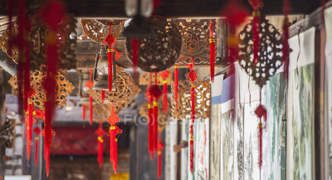 Charms hanging from ceiling in Yangshuo — Stock Photo