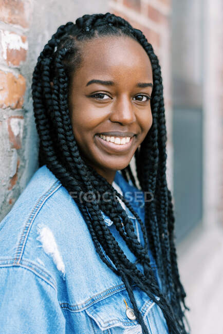 Retrato headshot de bela jovem mulher negra em jaqueta jean — Fotografia de Stock