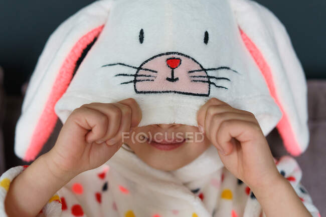 Jeune fille portant une robe de lapin de Pâques. — Photo de stock