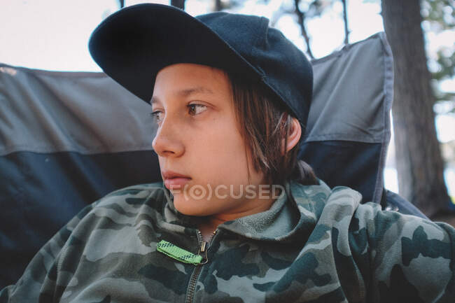 Retrato de un joven con sombrero y bufanda - foto de stock