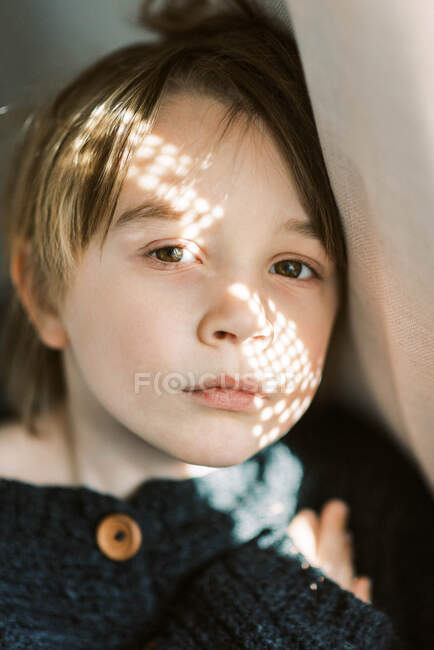 Ritratto di bambino carino a casa — Foto stock