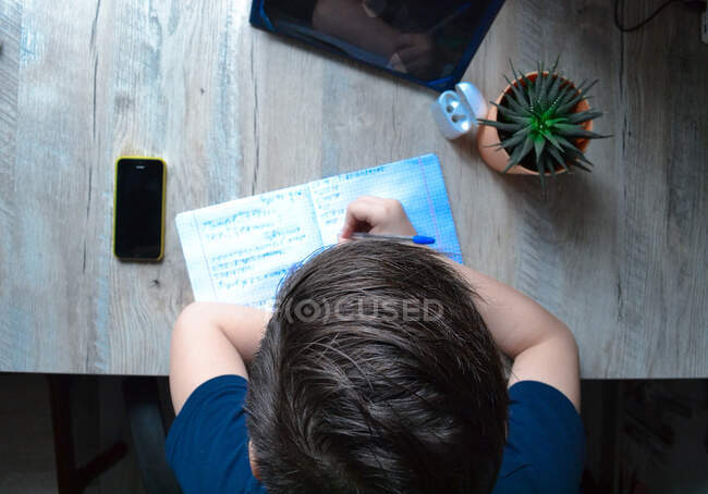 Мальчик делает уроки дома — стоковое фото