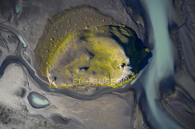 Vue du dessus d'une roche mousseuse située près d'une rivière au milieu d'une zone humide dans la nature — Photo de stock