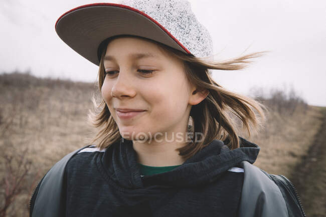 Une jeune fille en promenade avec un chapeau et une écharpe. — Photo de stock