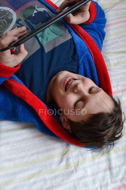 Menino feliz jogando no tablet — Fotografia de Stock