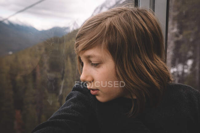 Chica con los ojos cerrados y mirando al lago - foto de stock