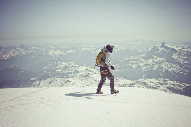 Mountaineer explorando o cume de Mount Baker, Washington, EUA. — Fotografia de Stock