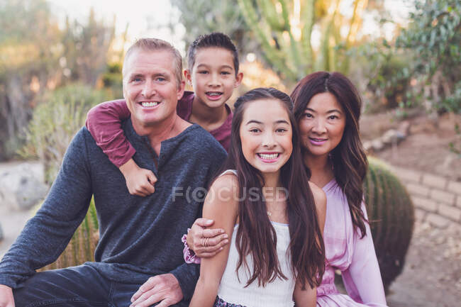 Азійська і біла змішана родина - мати, батько, син і дочка.. — стокове фото