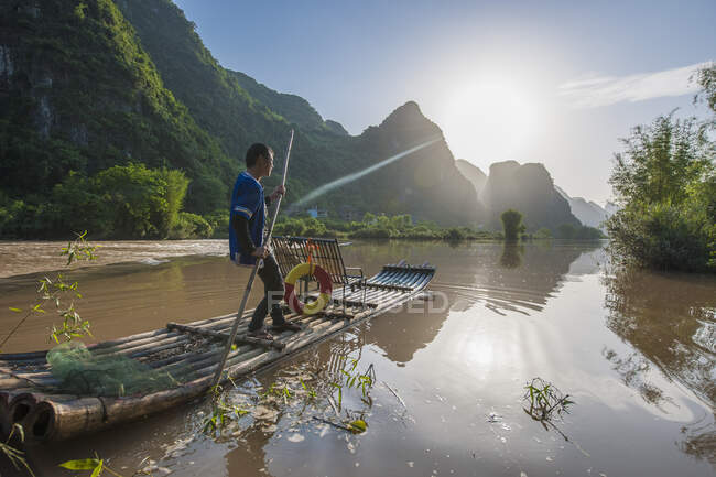 Pescatore su zattera tradizionale sul fiume Yulong vicino a Yangshuo — Foto stock