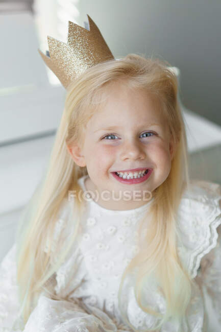 Retrato de uma linda menina em um vestido branco — Fotografia de Stock