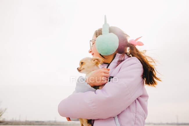 Портрет щасливої дівчини-підлітка зі своїм маленьким собакою чихуахуа — стокове фото