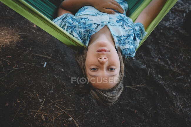 Портрет дівчини, що лежить на траві — стокове фото