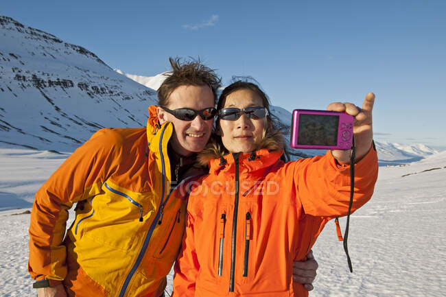 Coppia scattare selfie con fotocamera compatta in Islanda — Foto stock