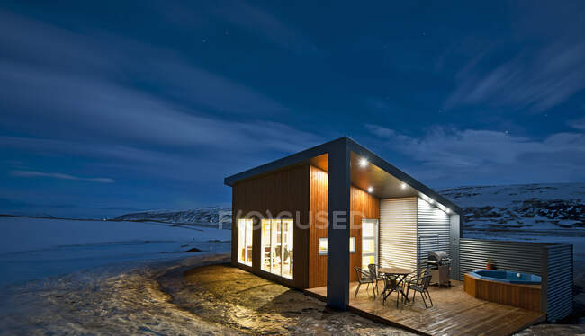 Accogliente casa in serata in Islanda — Foto stock