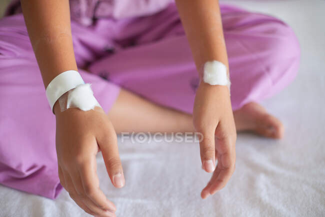 Le patient a montré des bandages cicatrisants sur les deux poignets — Photo de stock