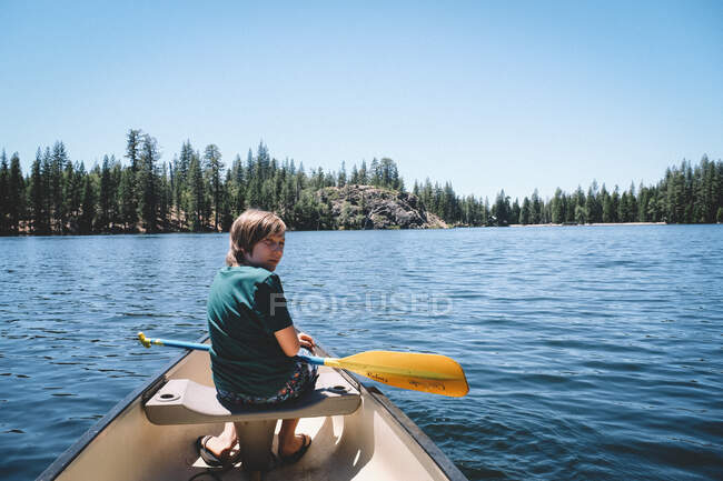 Hombre kayak en el río - foto de stock