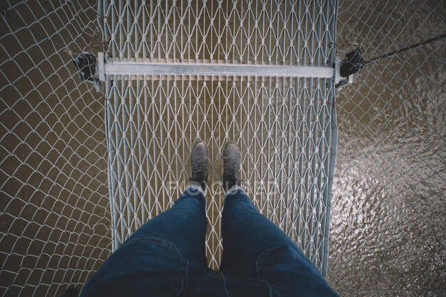 Ein Mann ruht mit einem Seil auf dem Boden, aus nächster Nähe — Stockfoto