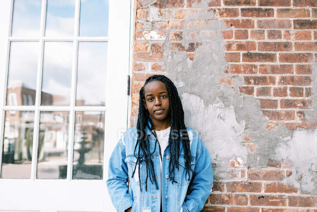 Retrato de la cabeza de la hermosa joven mujer negra en chaqueta de jean - foto de stock