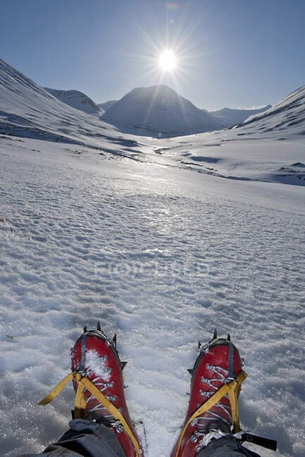 Mountaineering boots with crampons attached in mountainous landscape — Stock Photo