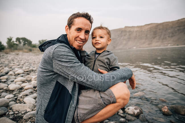 Papà e bambino che si abbracciano al fiume Yellowstone in una passeggiata nella natura — Foto stock