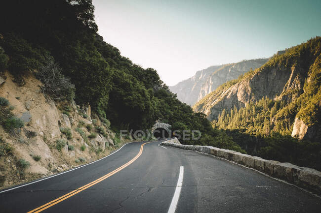 Дорога в красивых горах на фоне природы — стоковое фото